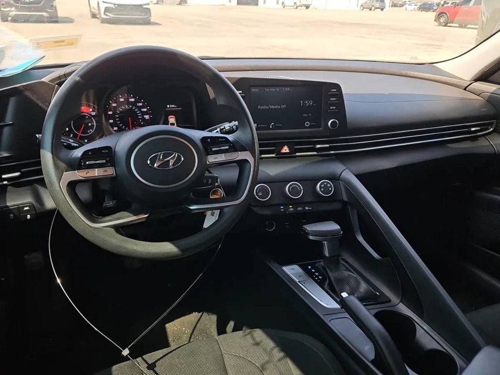 Used 2021 Hyundai Elantra SE FWD image 5
