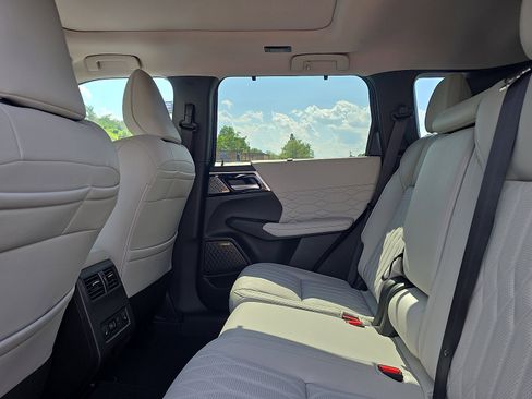 New 2025 Mitsubishi Outlander AWD image 24