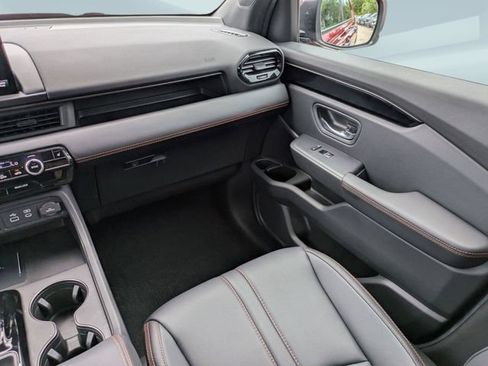 Used 2025 Honda Pilot TrailSport image 19