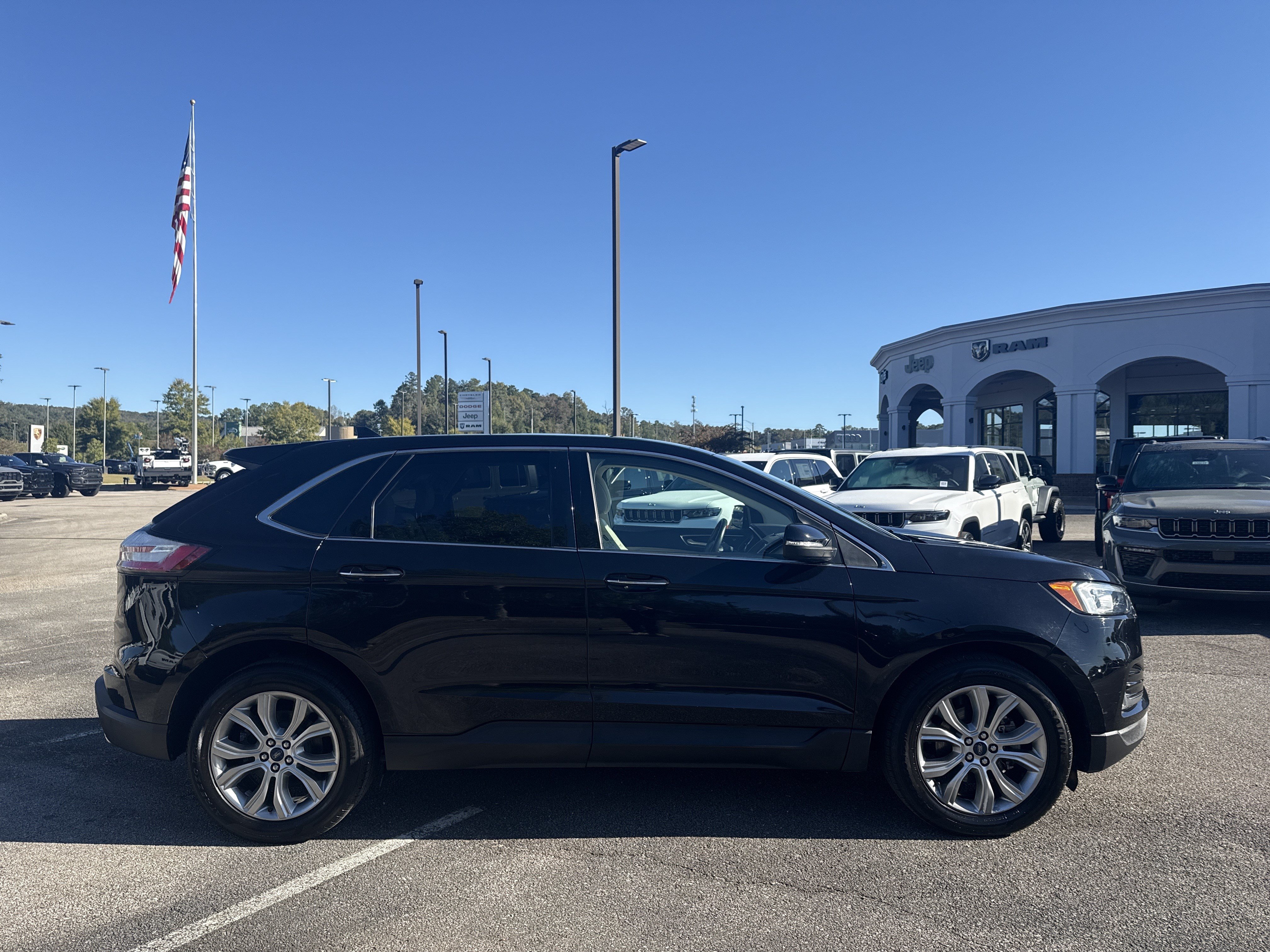 Used 2019 Ford Edge Titanium FWD image 8