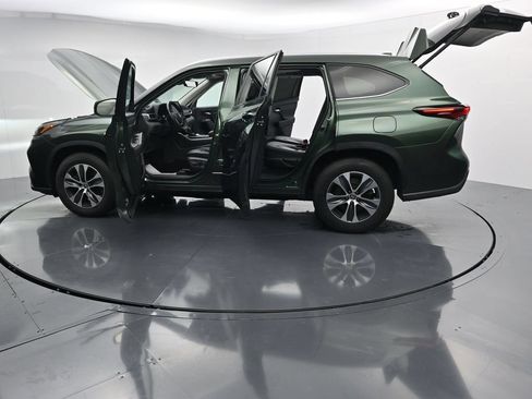 Used 2024 Toyota Highlander XLE FWD image 45