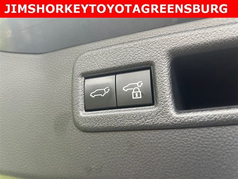 Used 2024 Toyota Venza XLE image 34