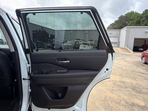 New 2026 Nissan Pathfinder Platinum FWD image 18