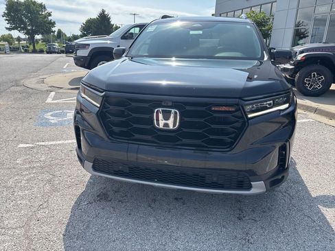 Used 2025 Honda Pilot TrailSport image 10