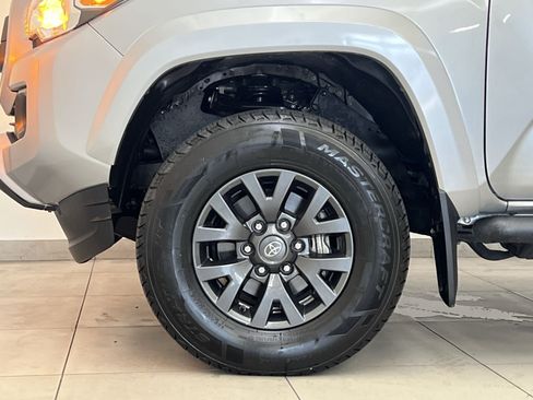 Used 2022 Toyota Tacoma SR5 AWD/4WD image 11