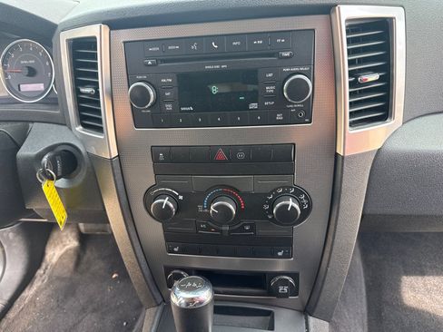 Used 2010 Jeep Grand Cherokee Laredo w/ Popular Equipment Group AWD/4WD image 17