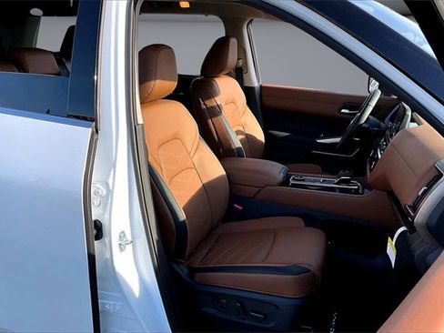 New 2025 Nissan Pathfinder Platinum image 11