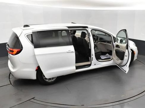 Used 2024 Chrysler Pacifica Touring-L FWD image 6