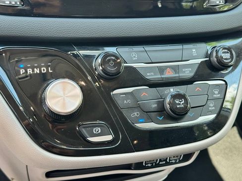 Used 2023 Chrysler Voyager LX FWD image 18