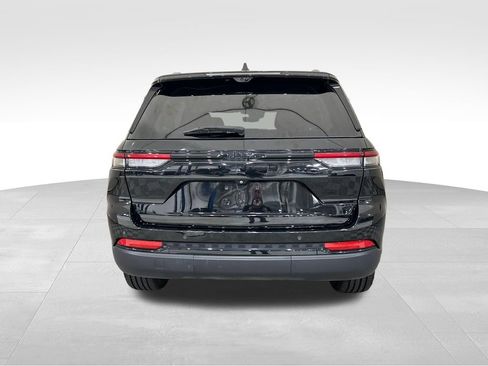 Used 2023 Jeep Grand Cherokee Limited w/ Luxury Tech Group II AWD/4WD image 4