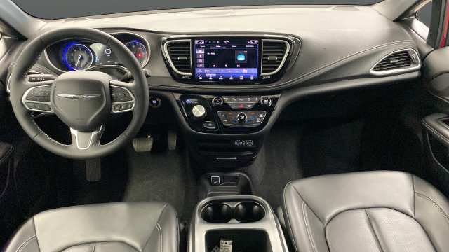 Used 2025 Chrysler Pacifica Select AWD/4WD image 11