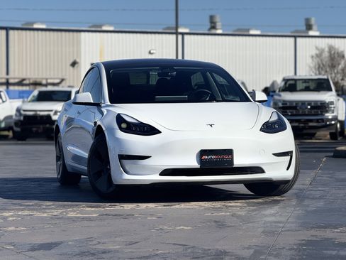 Used 2023 Tesla Model 3 Standard Range image 3