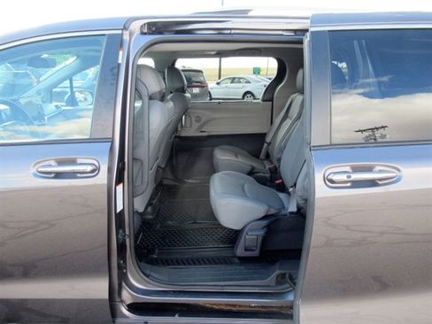 Used 2021 Toyota Sienna Limited image 16