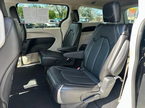 Used 2024 Chrysler Pacifica Touring-L AWD/4WD image 18