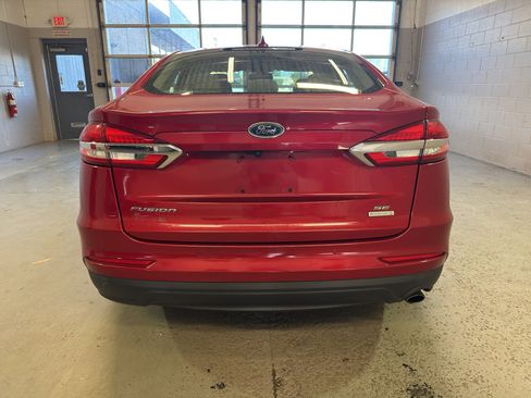 Used 2020 Ford Fusion SE FWD image 5
