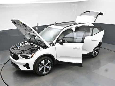 Used 2024 Volvo XC40 B5 Plus AWD/4WD image 49