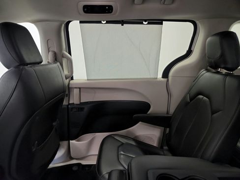 Used 2019 Chrysler Pacifica Touring-L FWD image 24