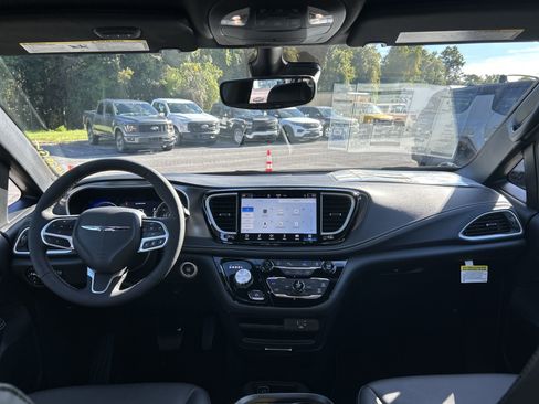 New 2026 Chrysler Pacifica Select image 32