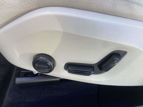 Certified 2023 Volvo XC60 B5 Plus w/ Climate Package image 18