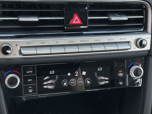 Used 2025 Genesis G70 2.5T image 30