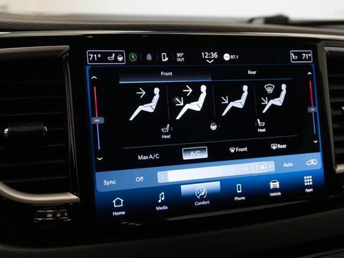Used 2024 Chrysler Pacifica Touring-L FWD image 4