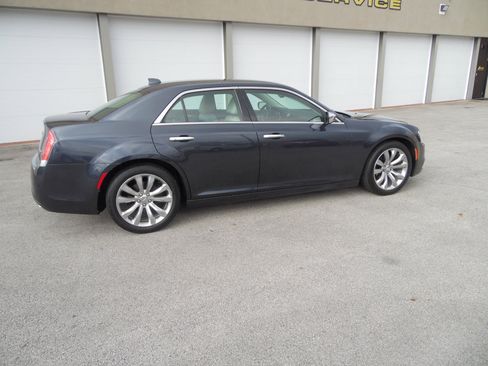 Used 2019 Chrysler 300 Limited image 3