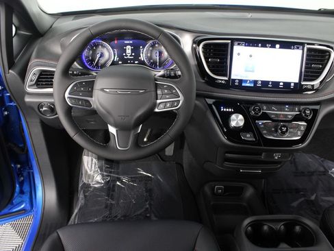 New 2027 Chrysler Pacifica Select FWD image 10