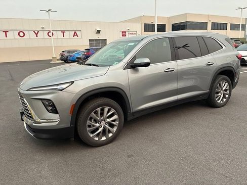 Used 2025 Buick Enclave Preferred AWD/4WD image 17
