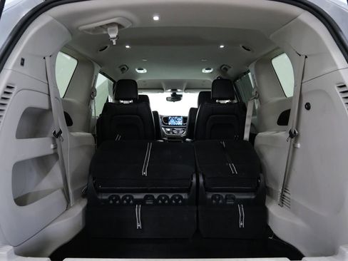 Used 2023 Chrysler Pacifica Touring-L FWD image 30