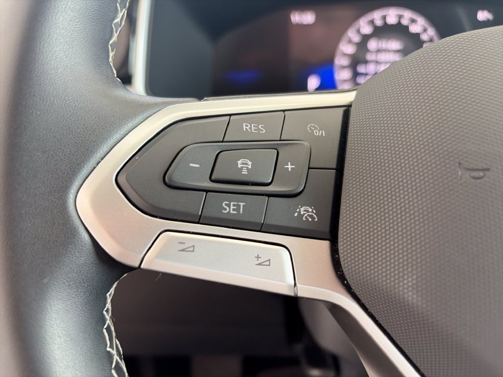 Certified 2025 Volkswagen Taos SE FWD image 16