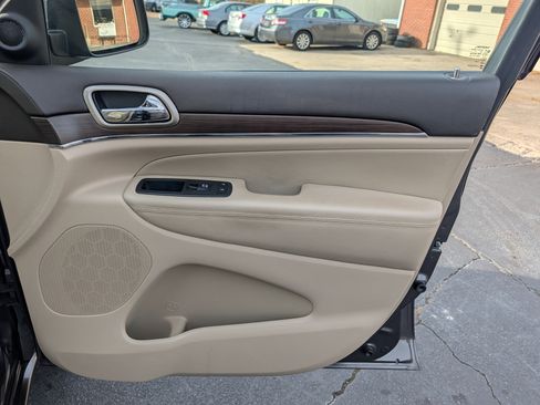 Used 2014 Jeep Grand Cherokee Overland w/ Trailer Tow Group IV image 35