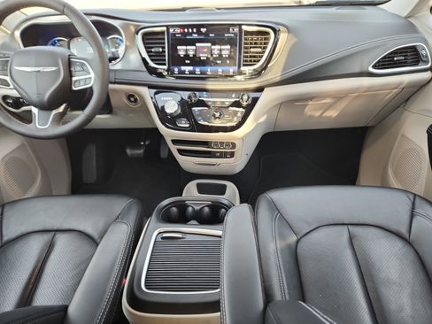 Used 2022 Chrysler Pacifica Touring-L image 21