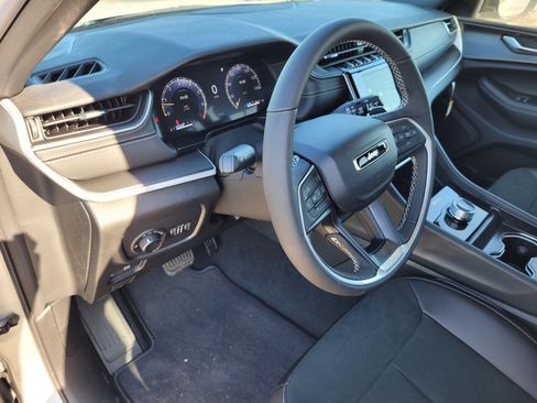 New 2025 Jeep Grand Cherokee L Altitude image 8