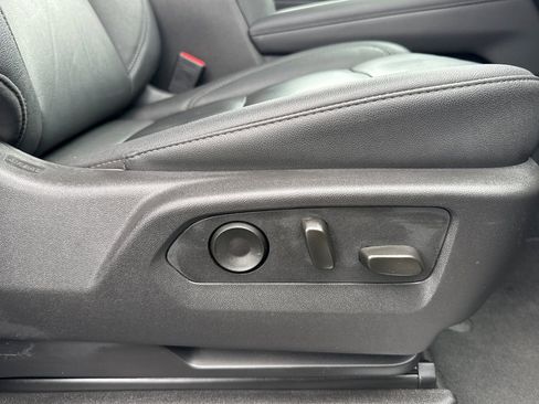 Used 2025 Chevrolet Suburban Z71 image 25