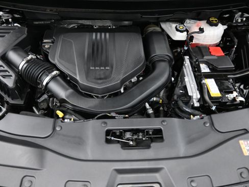 Used 2025 Chevrolet Traverse Z71 image 9