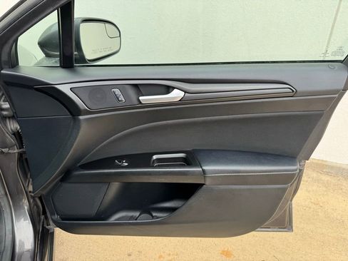 Used 2018 Ford Fusion SE w/ Equipment Group 201A FWD image 17