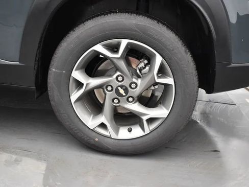 Used 2025 Chevrolet Trax LT image 37