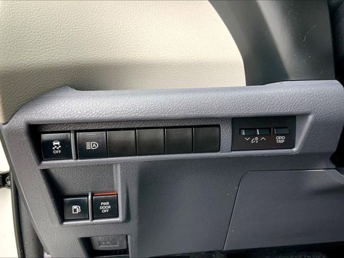 Used 2021 Toyota Sienna LE image 32