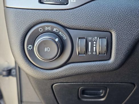 Used 2021 Jeep Cherokee Latitude Plus FWD image 24