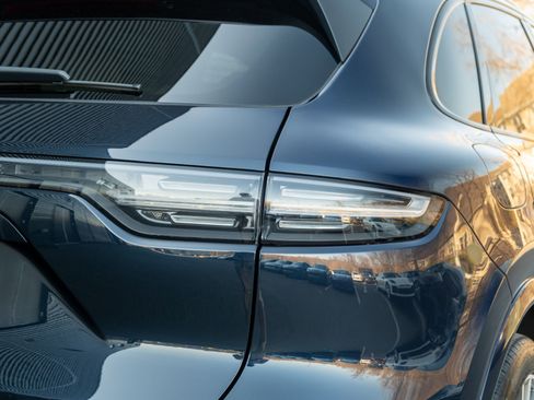 Certified 2023 Porsche Cayenne Platinum Edition image 46