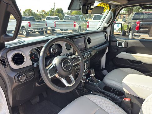 Used 2023 Jeep Wrangler Unlimited Sahara AWD/4WD image 13