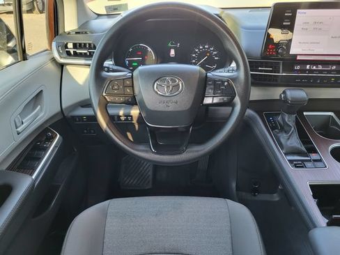 Used 2024 Toyota Sienna LE FWD image 27