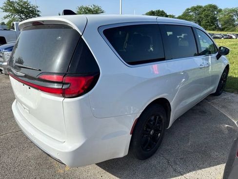Used 2023 Chrysler Pacifica Touring-L FWD image 6