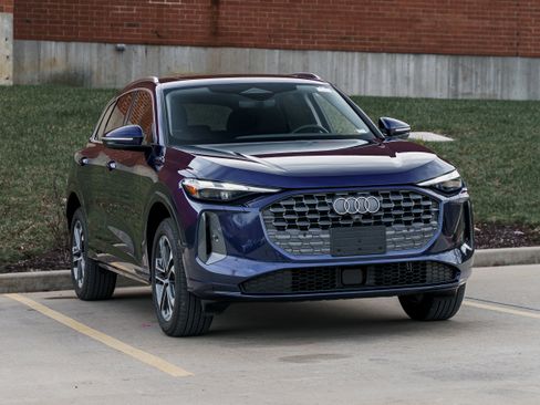 Certified 2025 Audi Q5 Premium w/ Convenience Package image 2