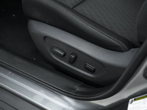 Used 2019 Nissan Rogue SV AWD/4WD image 16