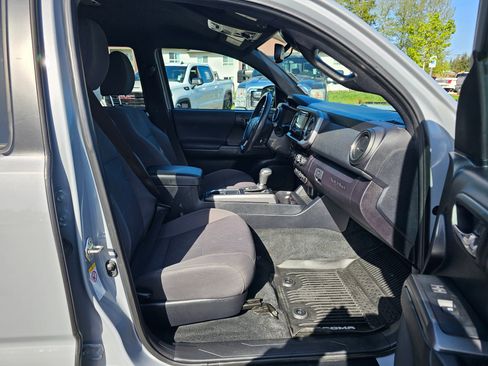 Used 2018 Toyota Tacoma TRD Off-Road w/ Technology Package AWD/4WD image 33