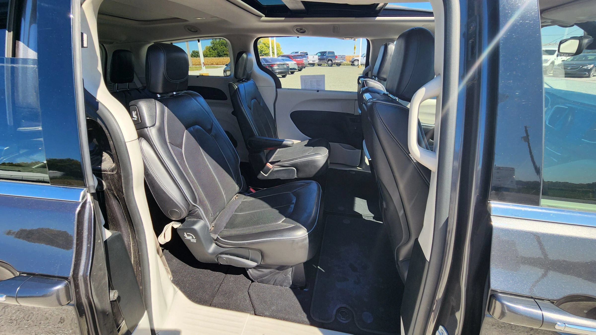 Used 2017 Chrysler Pacifica Limited FWD image 12