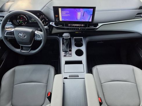 Used 2026 Toyota Sienna XLE FWD image 23