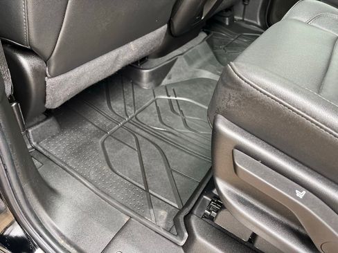 Used 2024 Chevrolet Tahoe Z71 w/ Luxury Package image 24