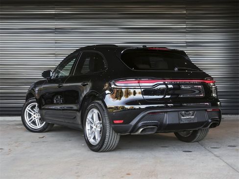 Certified 2022 Porsche Macan image 3
